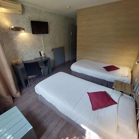 Logis Hotels - Le Pont Bernet - Hotel 2 Etoiles Et Restaurant Le Pian-Medoc Ngoại thất bức ảnh