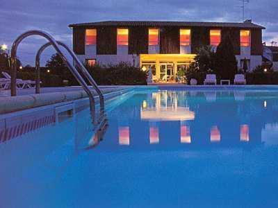 Logis Hotels - Le Pont Bernet - Hotel 2 Etoiles Et Restaurant Le Pian-Medoc Ngoại thất bức ảnh