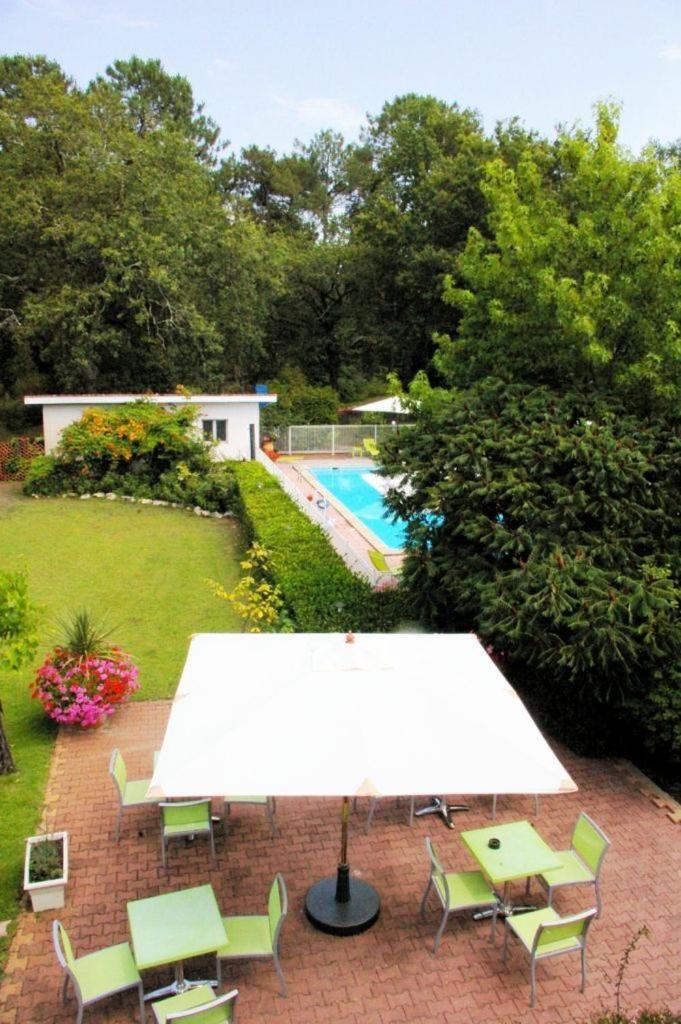 Logis Hotels - Le Pont Bernet - Hotel 2 Etoiles Et Restaurant Le Pian-Medoc Ngoại thất bức ảnh