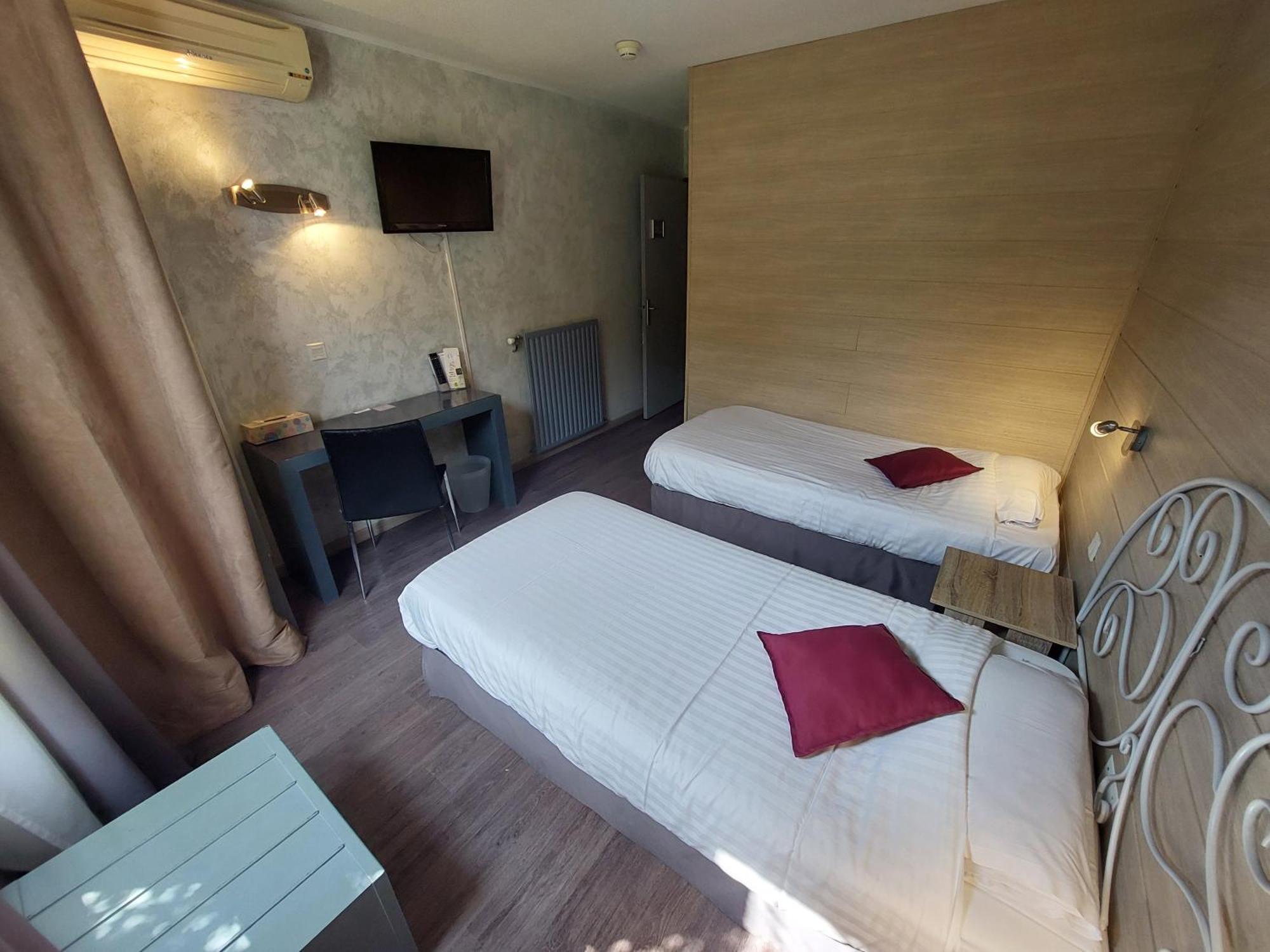 Logis Hotels - Le Pont Bernet - Hotel 2 Etoiles Et Restaurant Le Pian-Medoc Ngoại thất bức ảnh