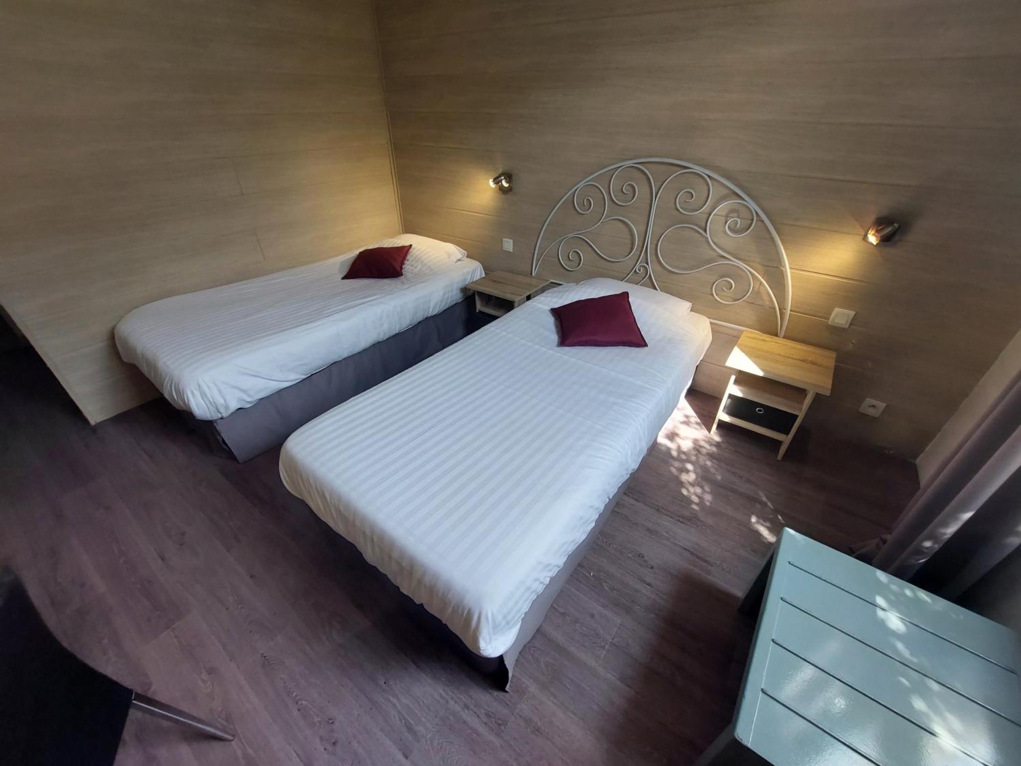 Logis Hotels - Le Pont Bernet - Hotel 2 Etoiles Et Restaurant Le Pian-Medoc Ngoại thất bức ảnh