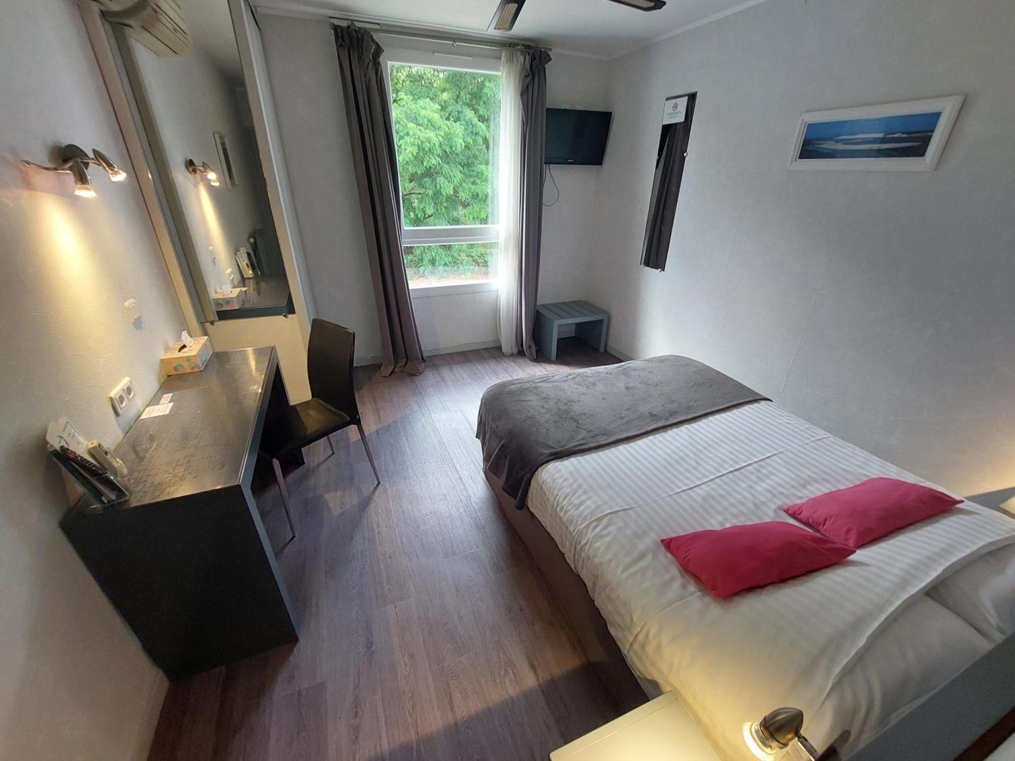 Logis Hotels - Le Pont Bernet - Hotel 2 Etoiles Et Restaurant Le Pian-Medoc Ngoại thất bức ảnh