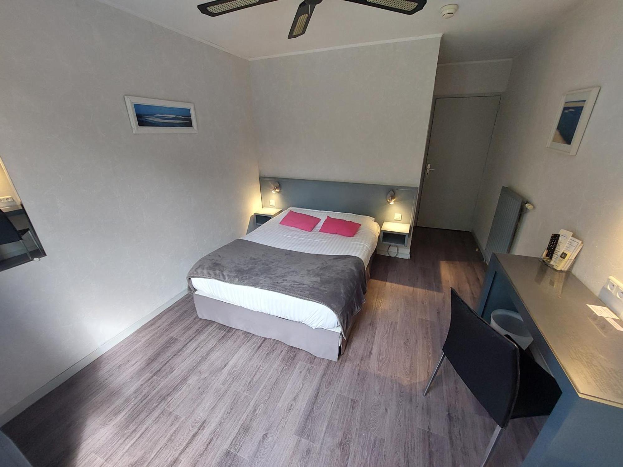 Logis Hotels - Le Pont Bernet - Hotel 2 Etoiles Et Restaurant Le Pian-Medoc Ngoại thất bức ảnh