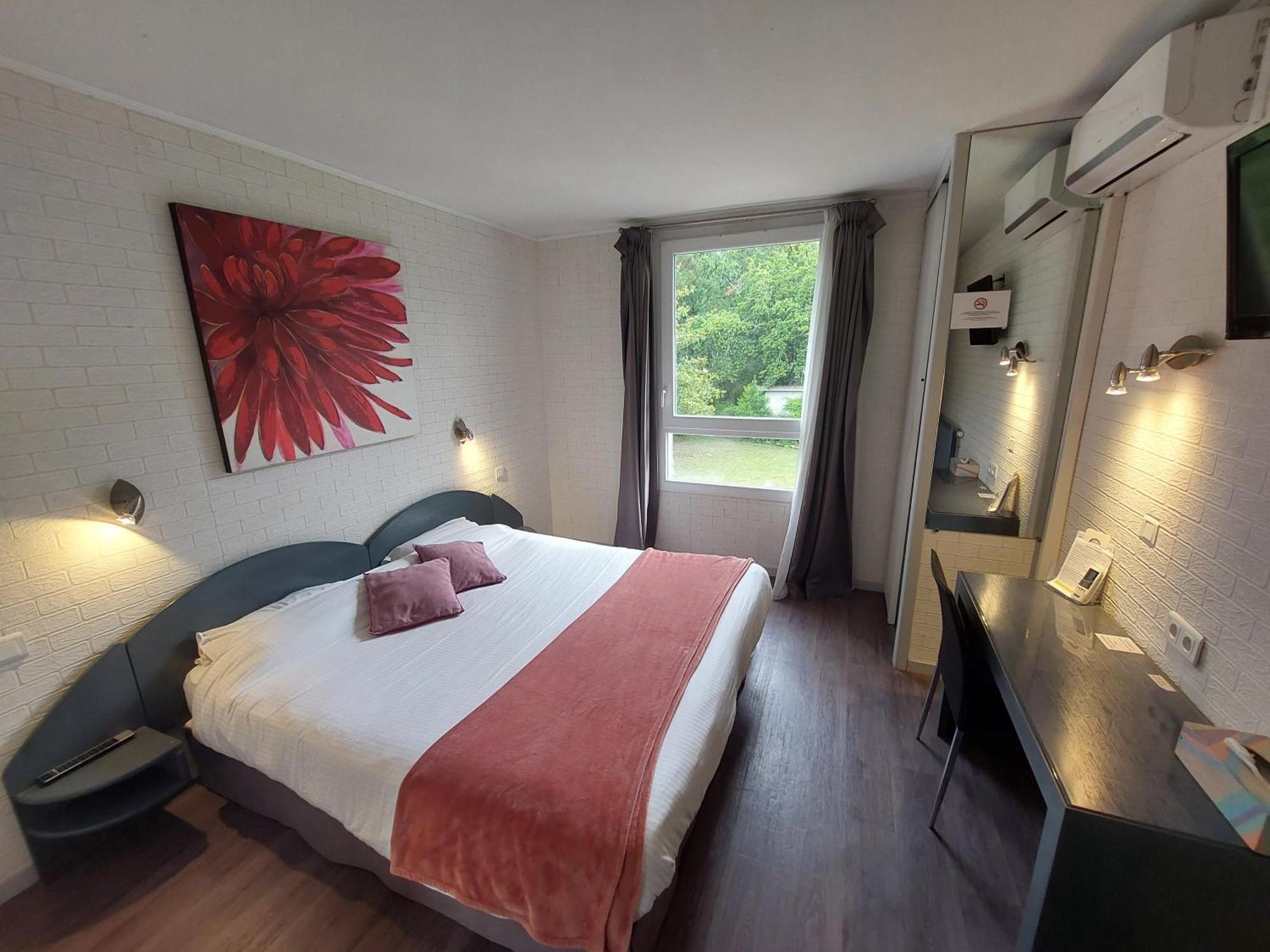 Logis Hotels - Le Pont Bernet - Hotel 2 Etoiles Et Restaurant Le Pian-Medoc Ngoại thất bức ảnh