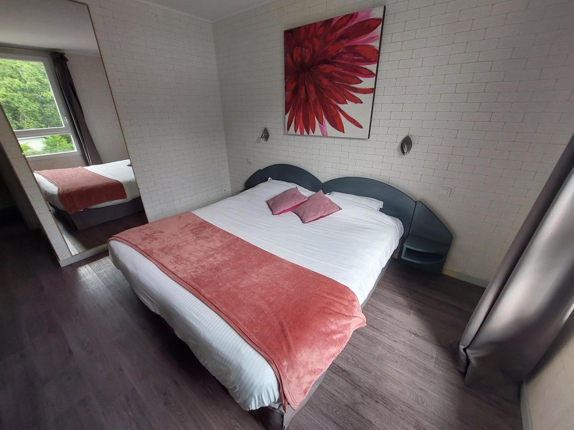 Logis Hotels - Le Pont Bernet - Hotel 2 Etoiles Et Restaurant Le Pian-Medoc Ngoại thất bức ảnh